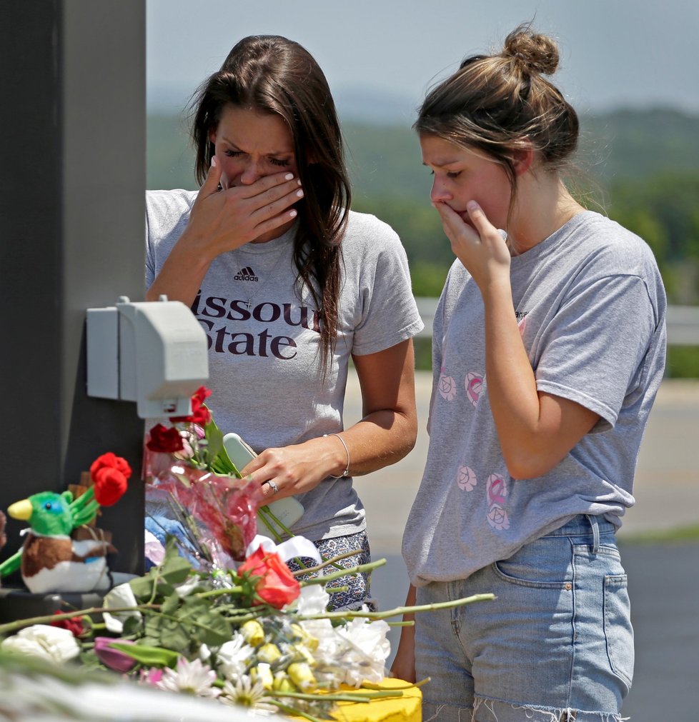 Rina Bernard (vlevo) a Keri Johnson pokládají květiny u auta, které patřilo jedné z obětí lodního neštěstí v Missouri.