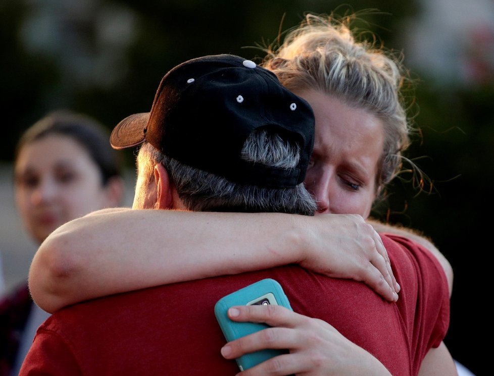 Rachel Riutzel a Russ McKay na pietě za oběti lodního neštěstí v Missouri.