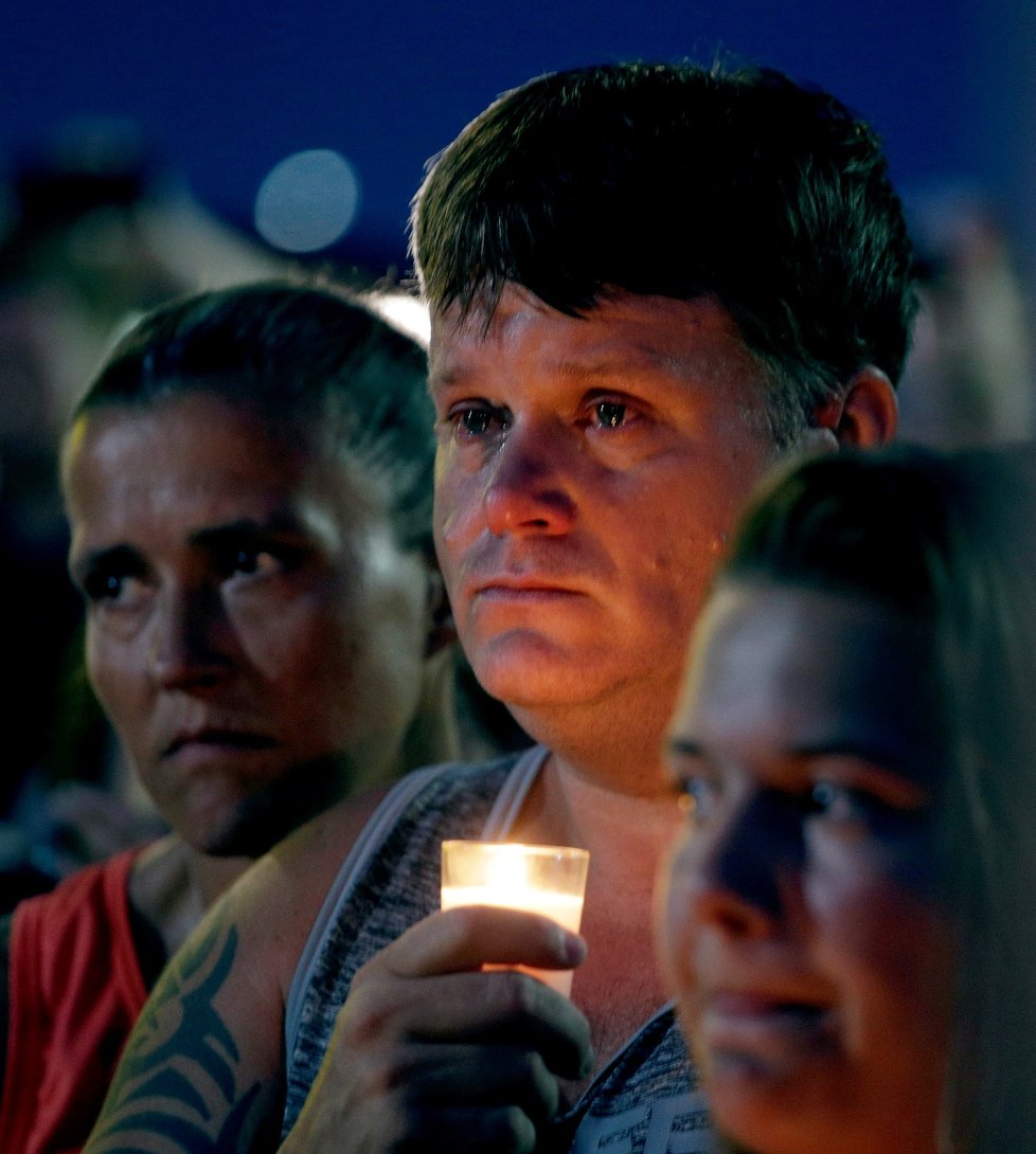 Na pietě za oběti lodního neštěstí v Missouri lidé zapalovali svíčky.