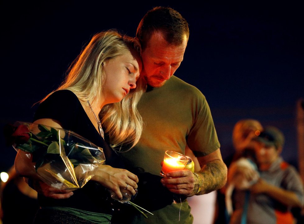 Brandon Webb a Carlye Michel na pietě za oběti lodního neštěstí v Missouri.