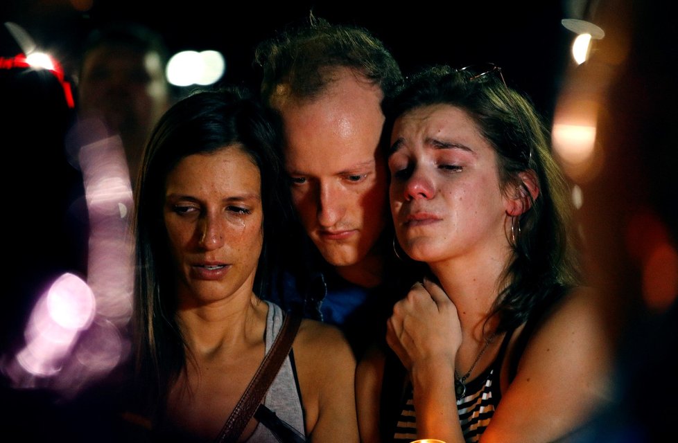 Zleva: Mallory Cunningham, Santino Tomasetti a Aubrey Reece, pozůstalí po obětech potopené lodi v Missouri.