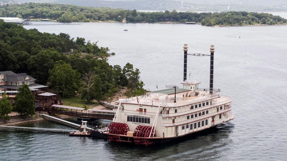 Na fotce je vidět výletní loď Branson Belle zakotvená na jezeře Table Rock.