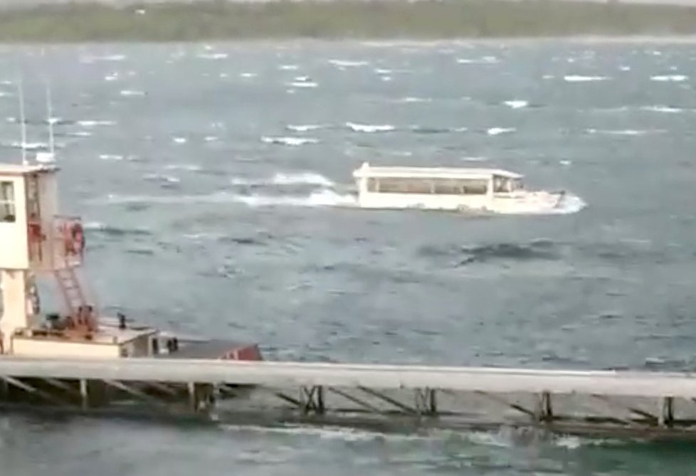 Loď se těsně před potopením podařilo zachytit na video.