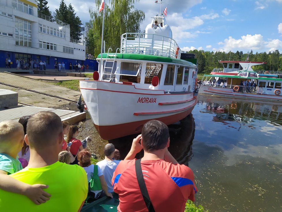 Někdejší loď Moskva, nyní Morava, z roku 1955, se po opravě vrátila na brněnskou přehradu.