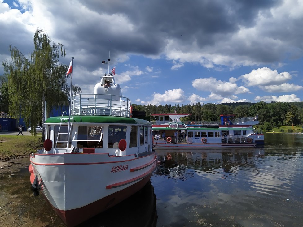 Někdejší loď Moskva, nyní Morava z roku 1955, se po opravě vrátila na brněnskou přehradu.