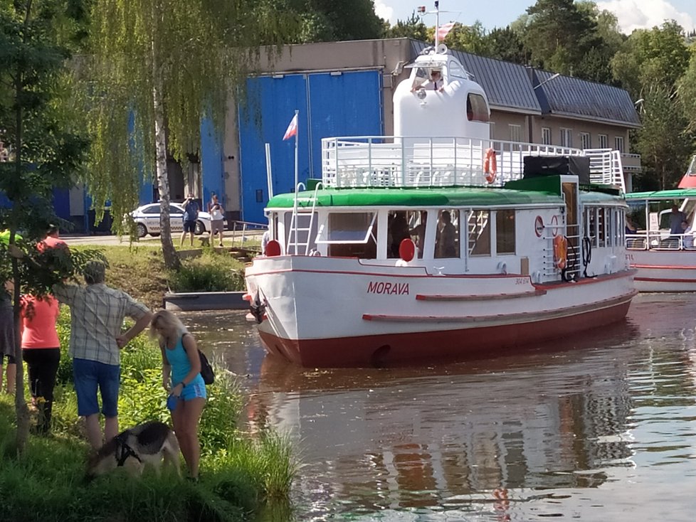 Někdejší loď Moskva, nyní Morava z roku 1955, se po opravě vrátila na brněnskou přehradu.