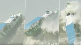 Tyhle strašné záběry vám vyrazí dech! Loď v Indonésii smete obří vlna.