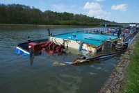 Na Labi se srazila česká loď s přívozem: Kapitán prý porušil předpisy