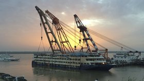 Počet potvrzených obětí nehody čínské lodi, která se potopila na řece Jang-c-ťiang, přesáhl tři stovky.