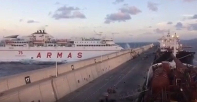 Na Kanárských ostrovech narazil neovladatelný trajekt do přístavní zdi!