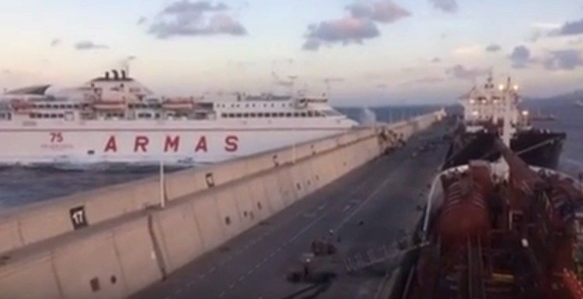 Na Kanárských ostrovech narazil neovladatelný trajekt do přístavní zdi!
