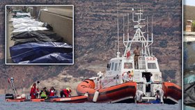Záchranáři vytahují z moře mrtvá těla u ostrova Lampedusy