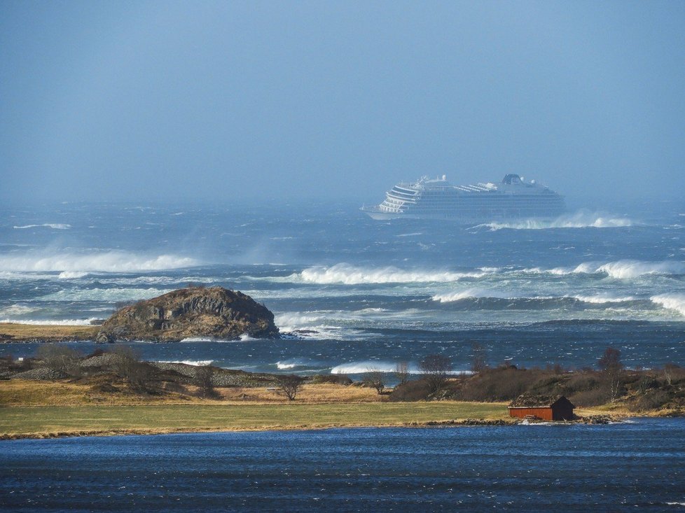 Výletní loď Viking Sky nechala evakuovat 1300 pasažérů