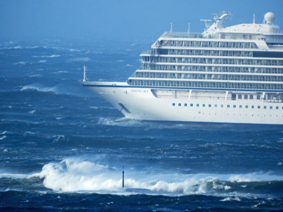 Výletní loď Viking Sky nechala evakuovat 1300 pasažérů