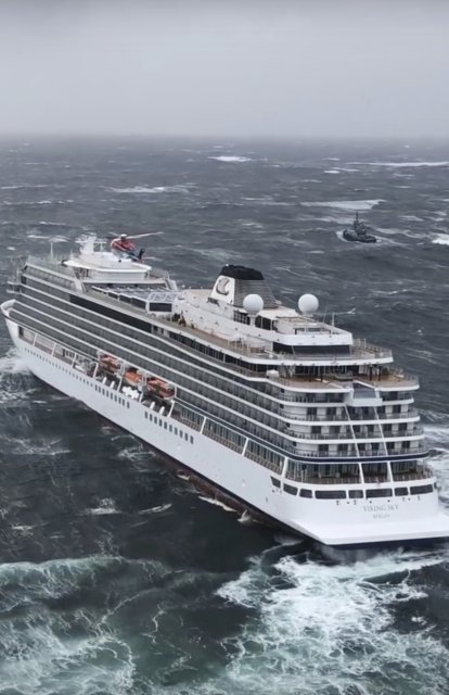 Výletní loď Viking Sky musela být evakuována u pobřeží Norska