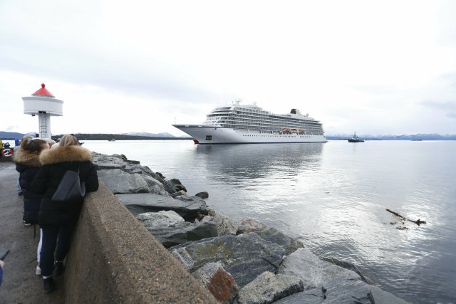 Výletní loď Viking Sky musela být evakuována u pobřeží Norska