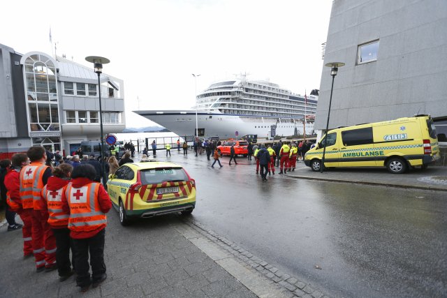 Výletní loď Viking Sky musela být evakuována u pobřeží Norska