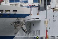 Komická havárie: Kapitán narazil s lodí v přístavu