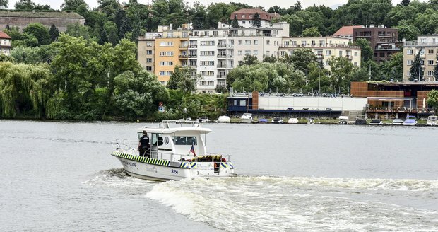 Loď hlídkuje 24 hodin denně 365 dní v roce.