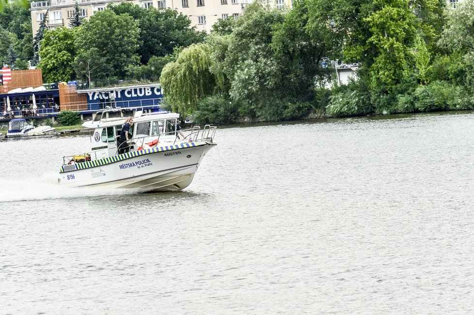 Policejní loď na Vltavě.