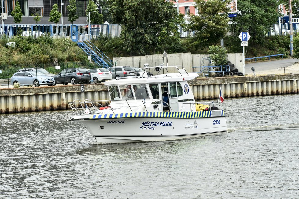 Policejní loď na Vltavě