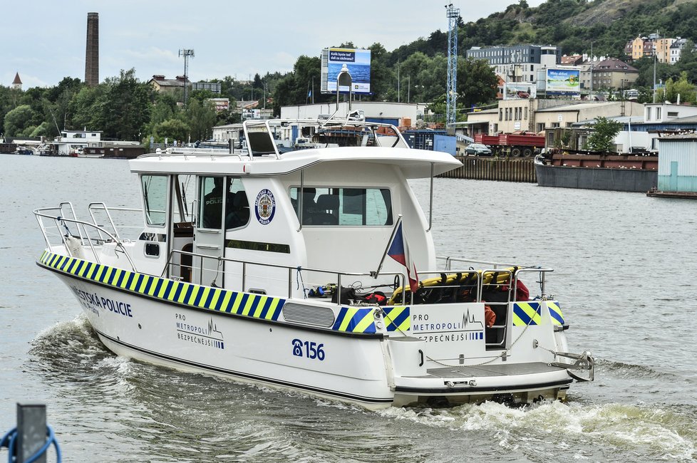 Policejní loď na Vltavě