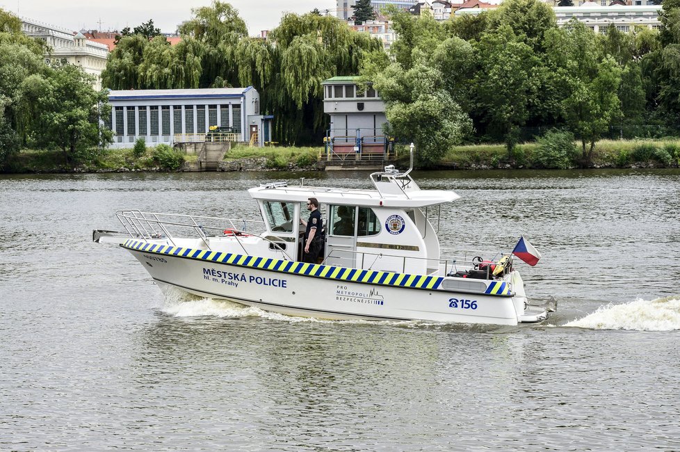 Policejní loď na Vltavě. 