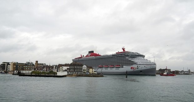 V Portsmouthu zakotvila obří loď.