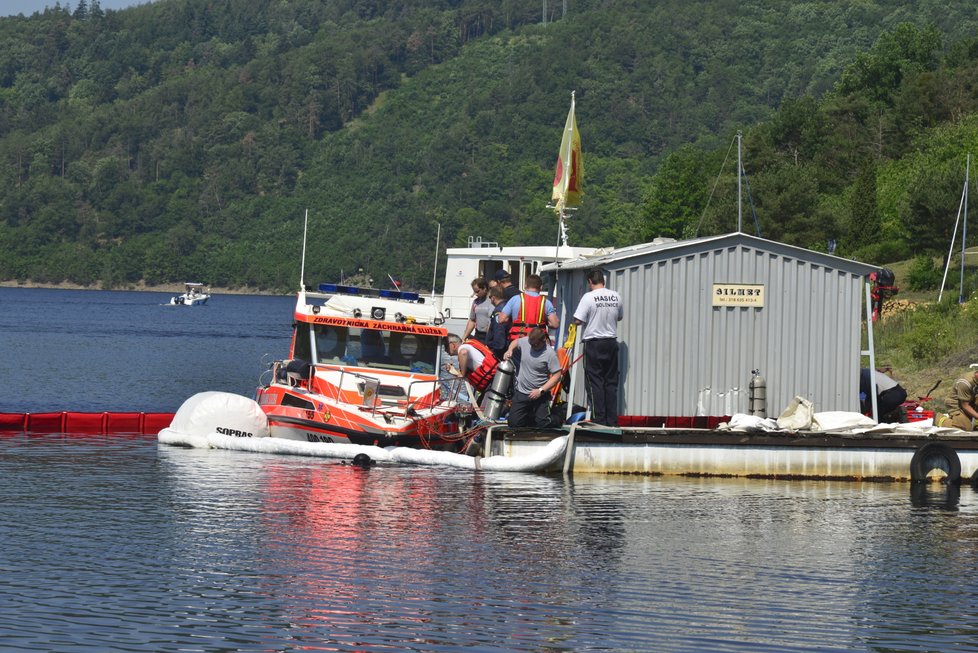Na Orlíku se potopila záchranářská loď.
