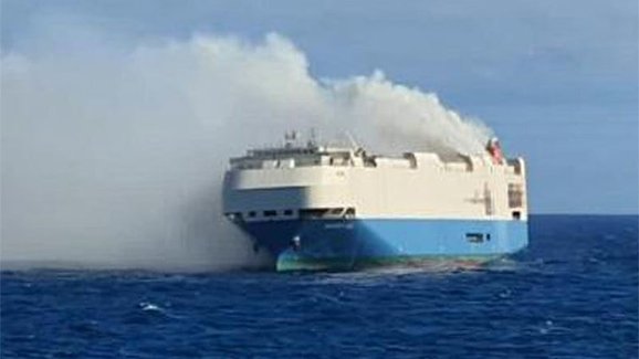 Portugalsko evakuovalo posádku hořící nákladní lodi s auty Porsche a VW