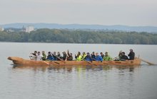 Repliku historického člunu spustili poprvé na vodu: Pravěký koráb okouřila šamanka