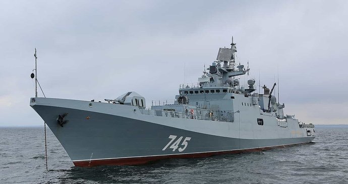Ruská loď vypálila varovné výstřely na britské plavidlo v La Manche.