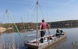 Rybáři s pomocí »omračovací lodě« vylovili asi tunu plevelných ryb.