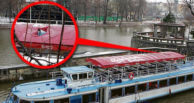 Dívka chtěla spáchat sebevraždu skokem z mostu do Vltavy. Místo do vody však dopadla na loď, která zrovna pod mostem proplouvala