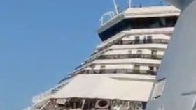 Srážku obřích výletních lodi zachytili cestující z okolních lodí
