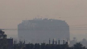 Loď blokující Suezský průplav se podařilo částečně vyprostit