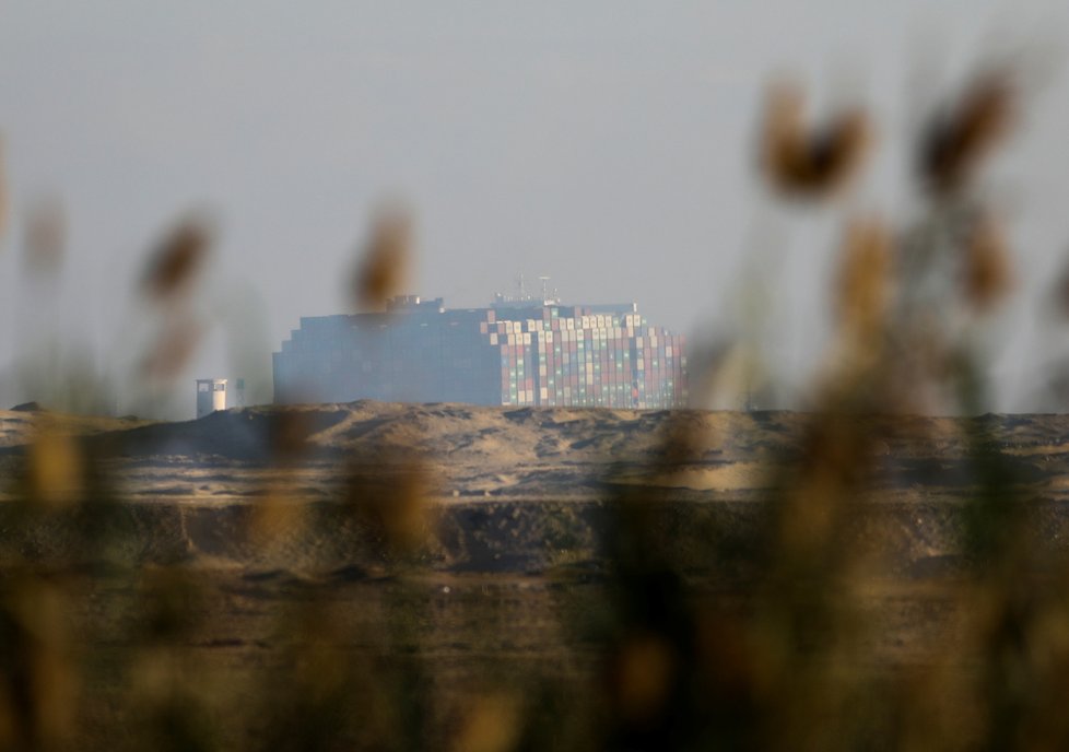 Loď blokující Suezský průplav se podařilo částečně vyprostit