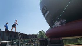 Nový říční tanker: 611 tun sjelo do Labe za 6 vteřin!