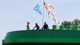 V loděnicích Barkmet ve Lhotce nad Labem spustili na vodu nový impozantní ekotanker (14. 6. 2019)