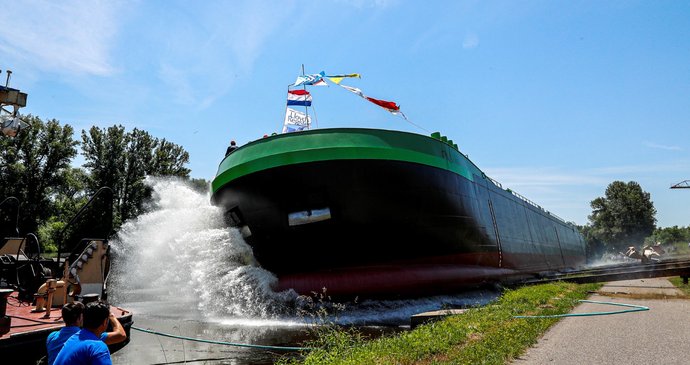 V loděnicích Barkmet ve Lhotce nad Labem spustili na vodu nový impozantní ekotanker (14. 6. 2019)