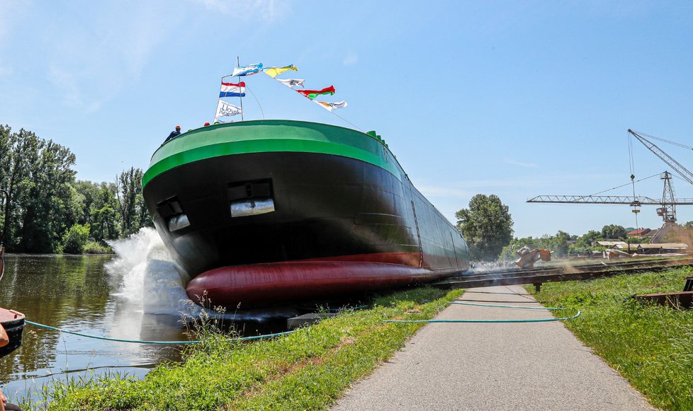 V loděnicích Barkmet ve Lhotce nad Labem spustili na vodu nový impozantní ekotanker (14. 6. 2019)