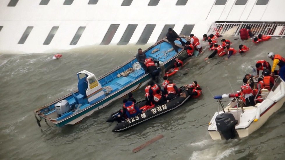 Záchranáři bojovali o životy lidí na palubě.