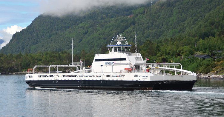 Trajekt Ampere obráží břehy nejdelšího norského fjordu Sognefjord