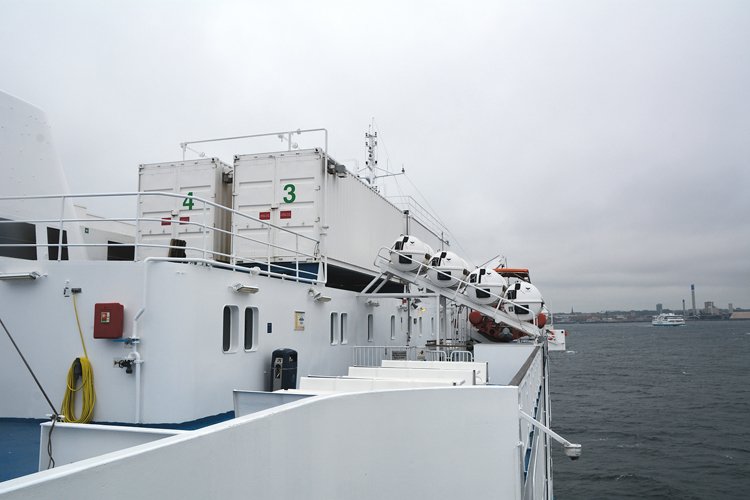 Baterie v upravených kontejnerech na palubě elektrického trajektu MS Tycho Brahe