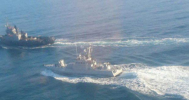 Rusové zabavili u Krymu Ukrajincům tři lodě. Porošenko svolal vedení armády