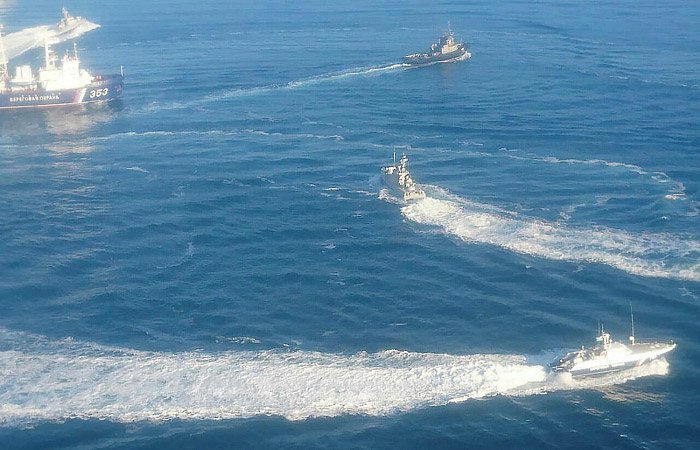 Loď ruské pohraniční stráže dnes úmyslně narazila do ukrajinského remorkéru, oznámilo velení ukrajinského námořnictva.