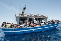 EU řeší otázku uprchlíků: Lodě pašeráků budeme potápět
