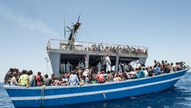 Australané lodě s uprchlíky vrací