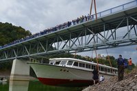 Loď spouštěli na vodu pod Cornštejnem několik hodin