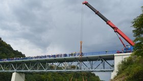 Loď Vranov spouštěli na vodu z mostu u Bítova pod zříceninou hradu Cornštejn (v pozadí).